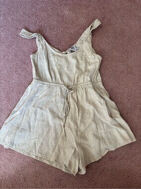 Princess Polly Beige Sleeveless Romper Size 6 Like New Summer Lightweight
